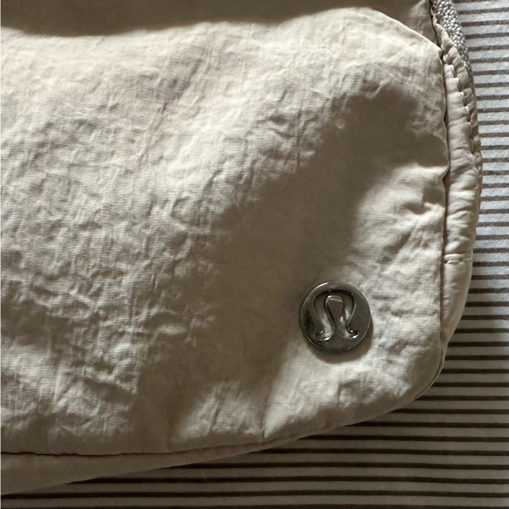 Lululemon Everywhere Belt Bag 1L in Cream - Picture 2 of 4